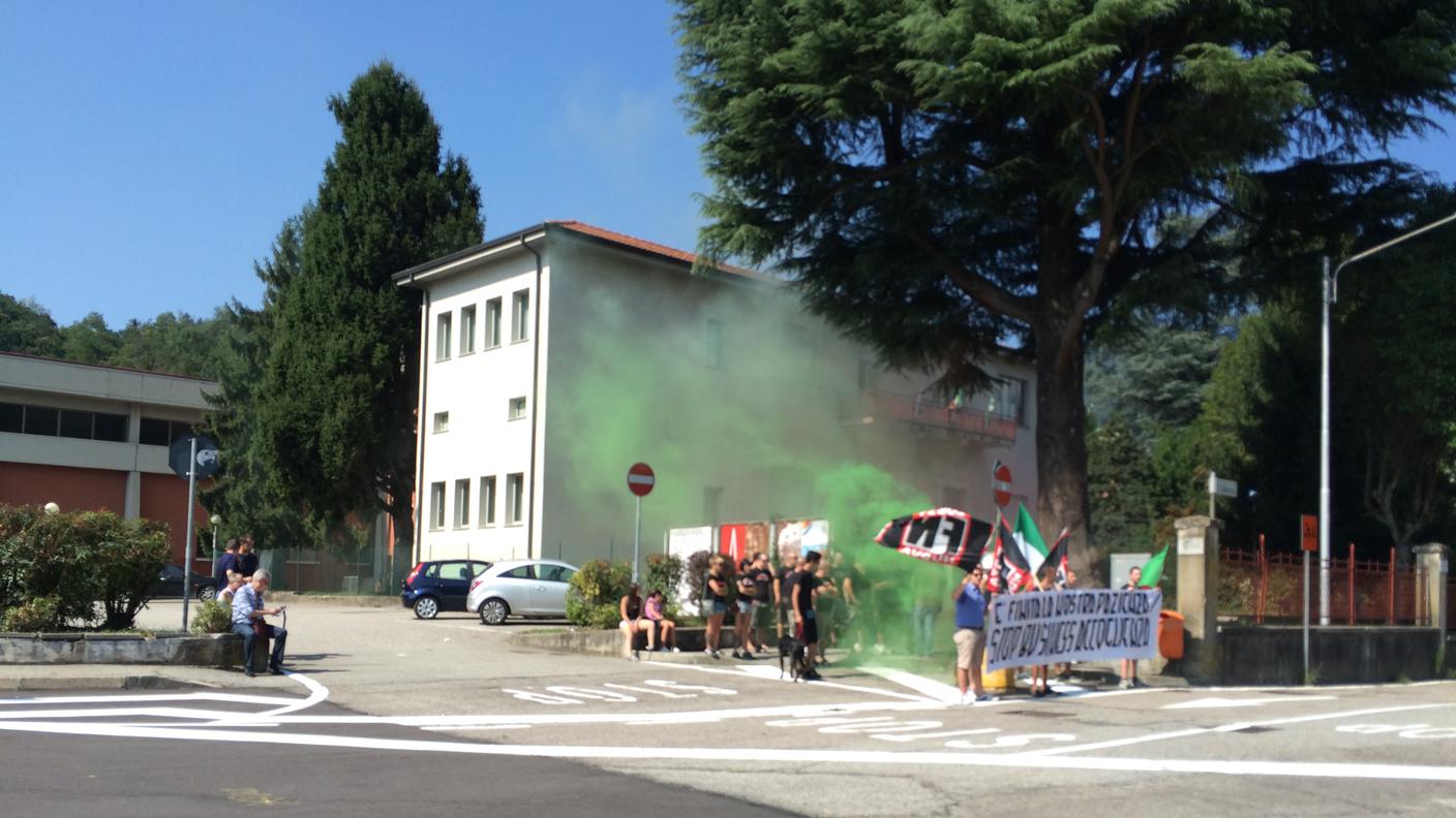 Striscioni, fumogeni colorati e slogan di protesta per Forza Nuova