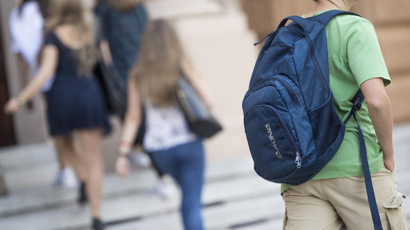 Ragazzi all'ingresso del Liceo 1 a Lugano