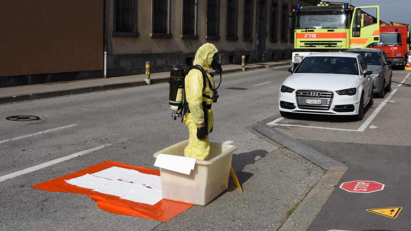 I vigili del fuoco sono intervenuti con speciali tute protettive