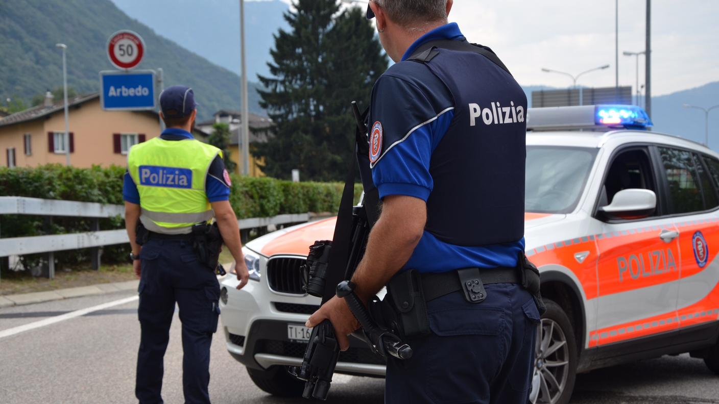 Gli agenti sono intervenuti anche con unità cinofile