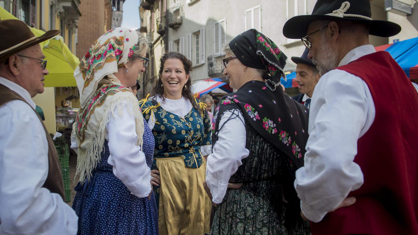 Tante le persone in costumi tipici nelle vie di Bellinzona