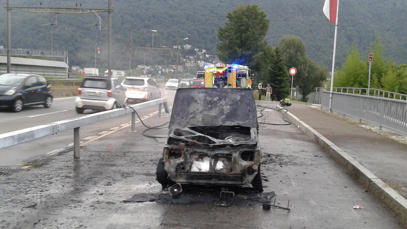 Vettura distrutta dalle fiamme a Melide