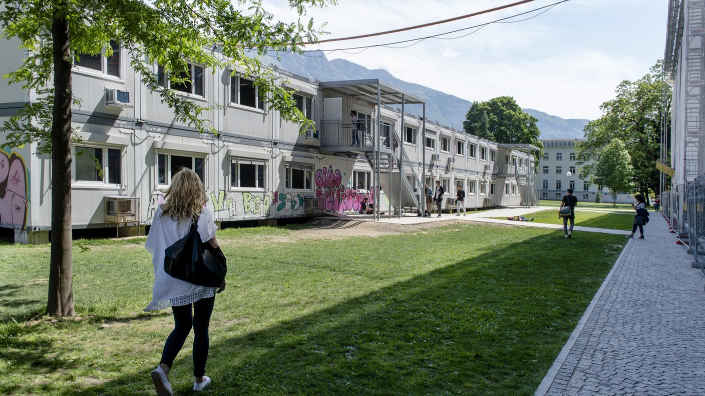 Aule prefabbricate fotografate lo scorso anno alla Scuola cantonale di commercio di Bellinzona: fra i maggiori interventi previsti ci sono quelli al campus ex Torretta