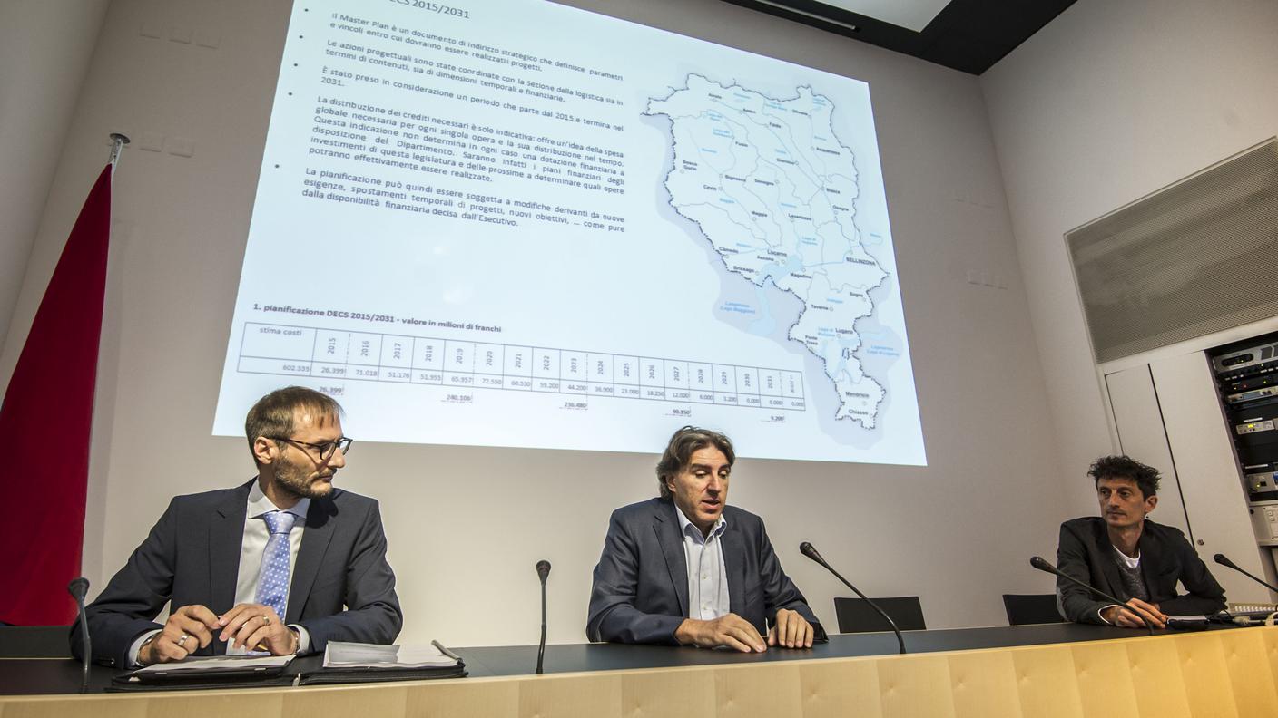 Tiziano Jam della Sezione logistica, il direttore del DECS Manuele Bertoli e il collaboratore del dipartimento Claudio Andina