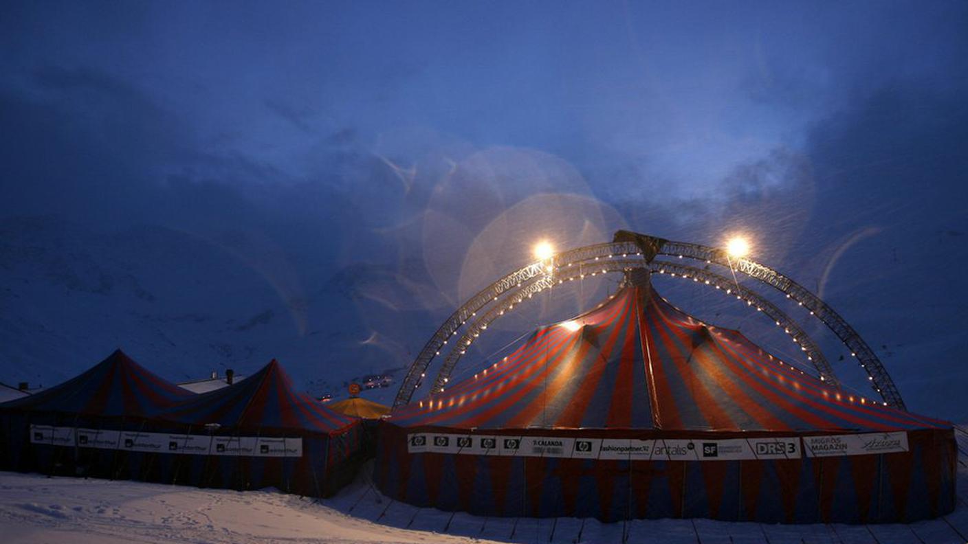 La tenda che a dicembre ospita l'Humorfestival di Arosa