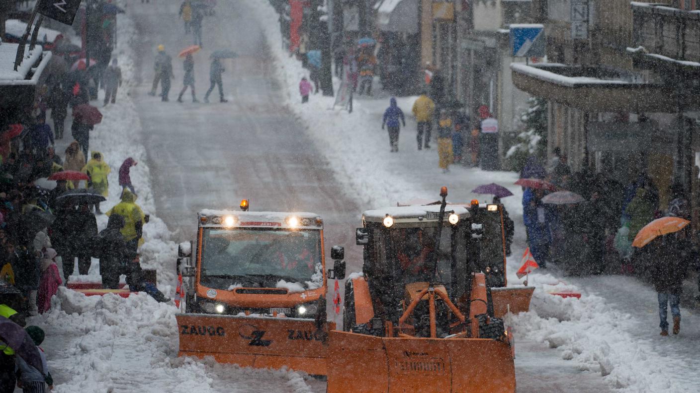 Spazzaneve puliscono Viale Stazione prima del passaggio del corteo