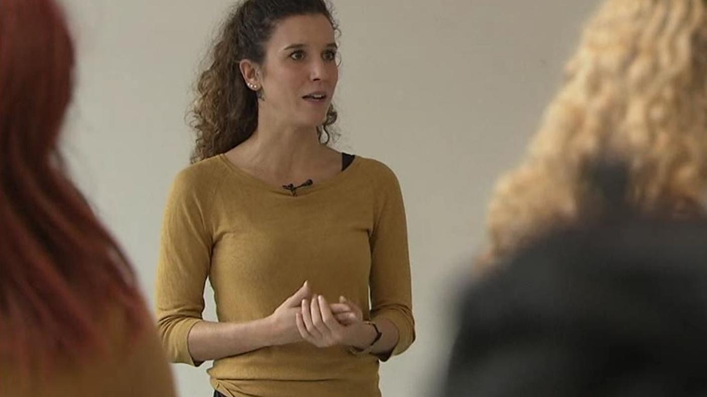 Sara Grignoli incontra alcune giovani in una scuola