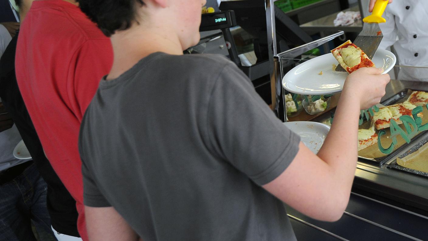 Ragazzi a pranzo in una mensa scolastica ticinese