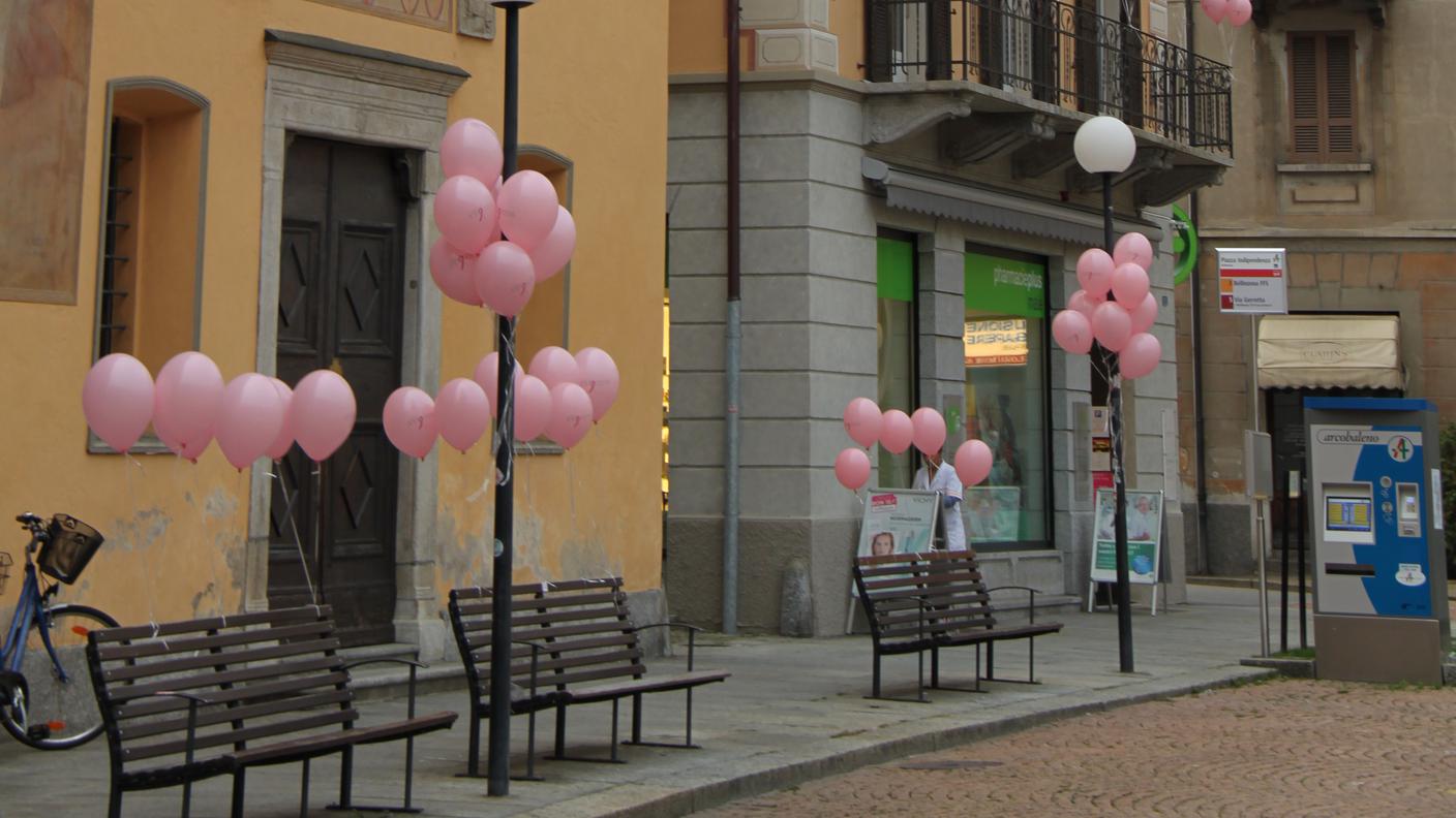 Palloncini rosa su balconi e panchine