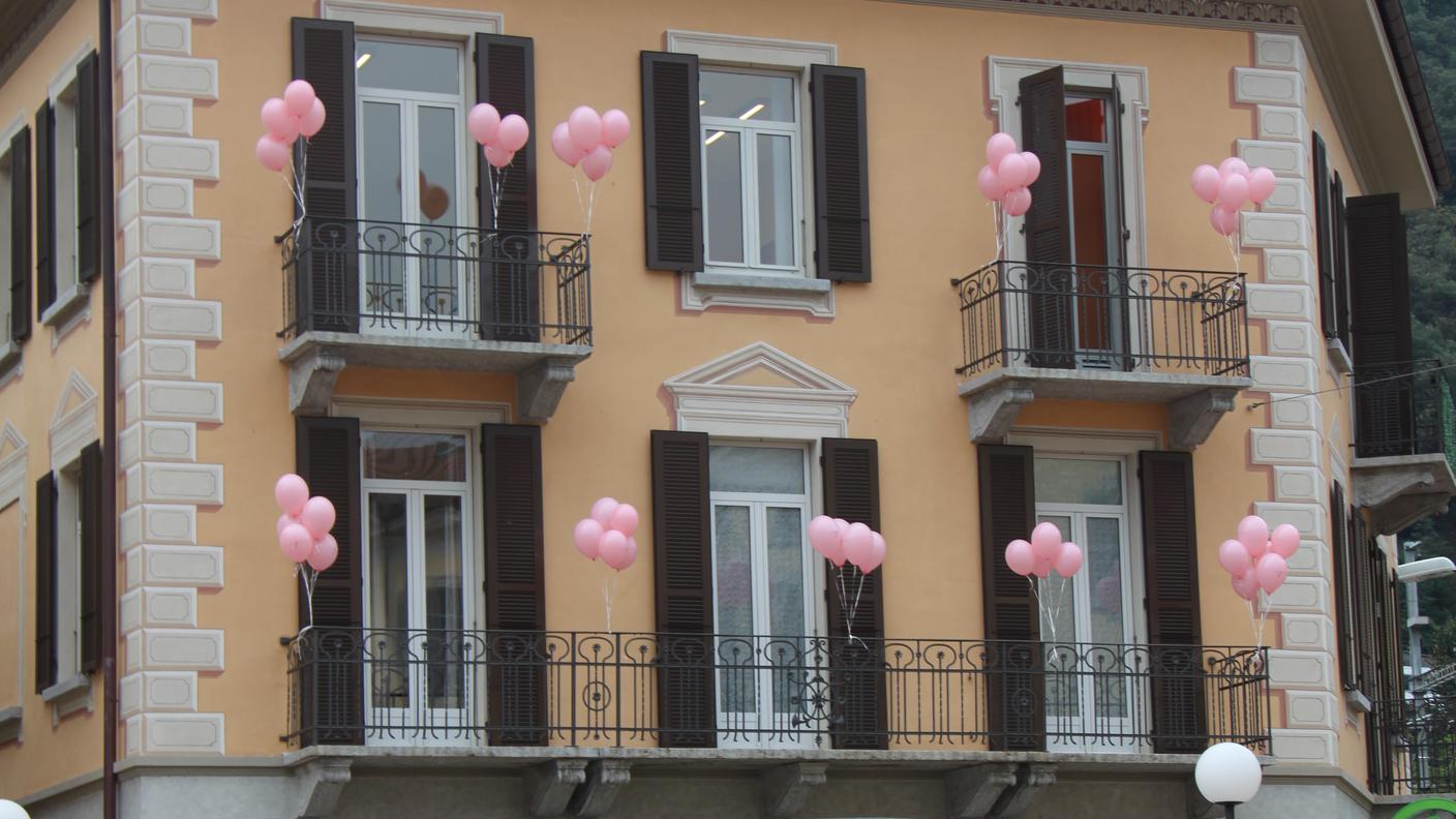 Palloncini rosa sui balconi