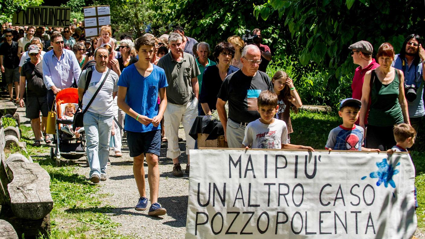 La marcia di protesta del giugno scorso contro l'inquinamento del pozzo