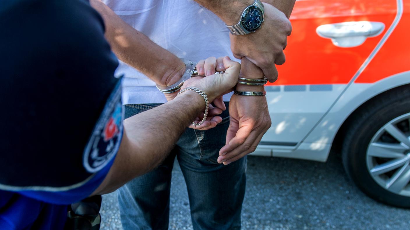 Dopo l'interrogatorio, il ladro è stato arrestato