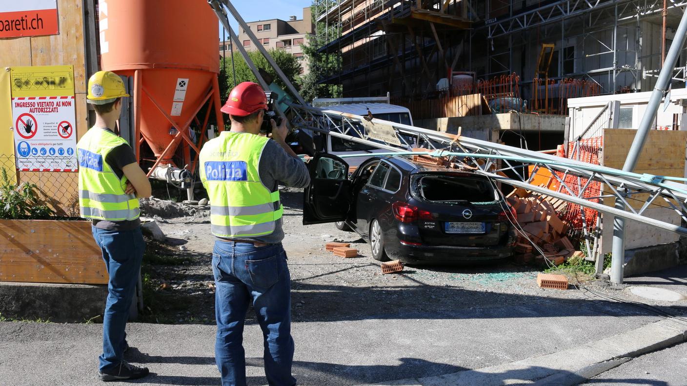 Finita su un'auto parcheggiata all'interno del cantiere