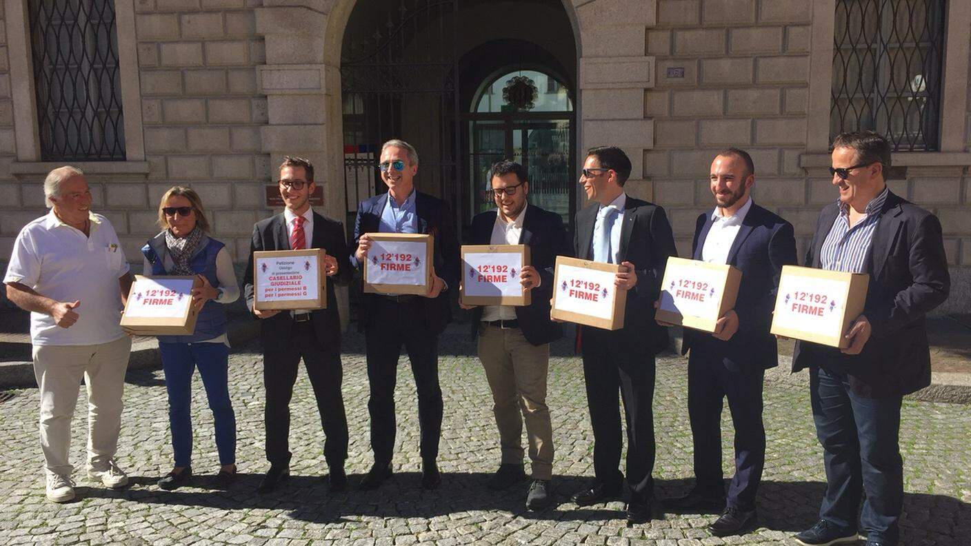 Una foto delle scatole con le oltre 12'000 firme consegnate a Bellinzona