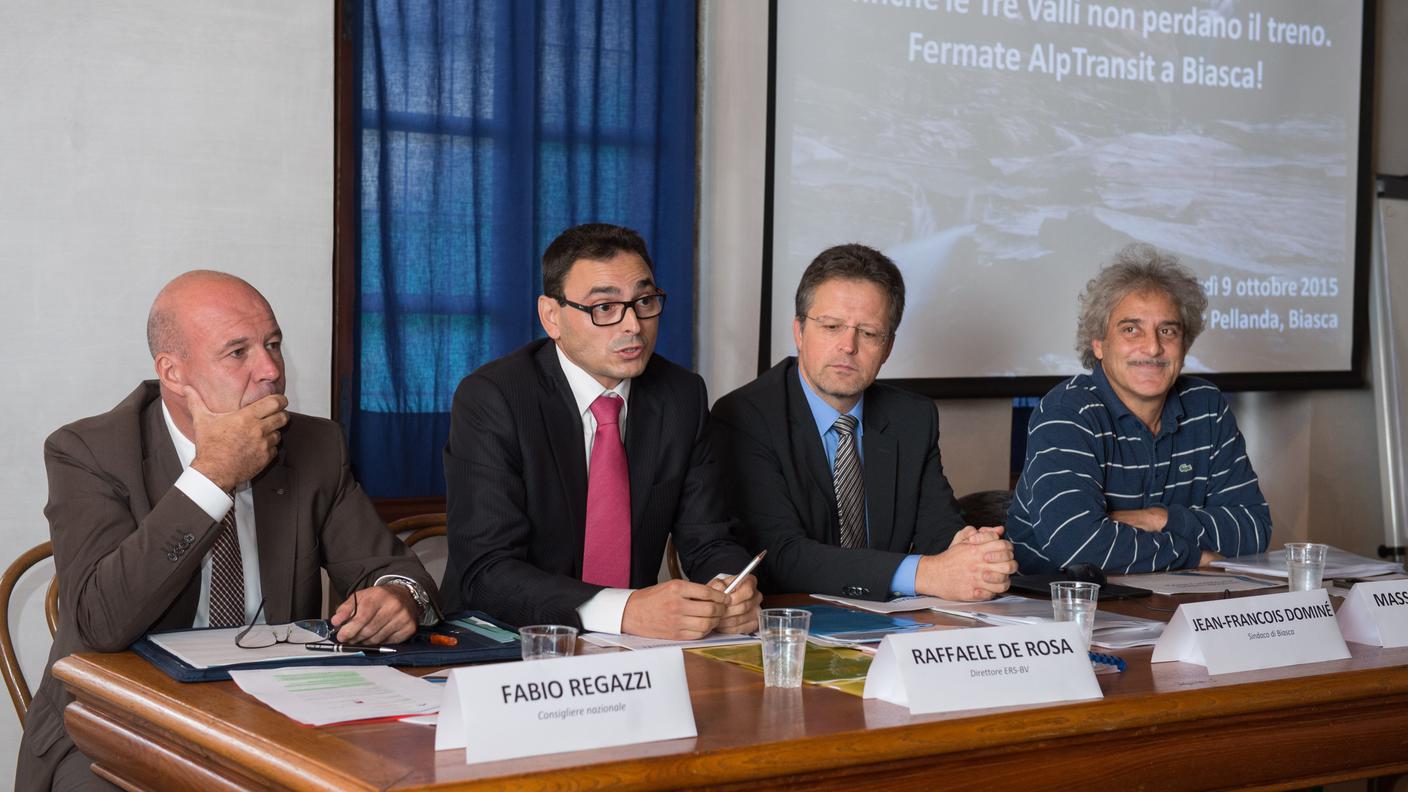 In conferenza stampa: da sinistra il consigliere nazionale Fabio Regazzi, il direttore dell'Ente di sviluppo regionale Raffaele De Rosa, il sindaco di Biasca Jean-Francois Dominé e Massimo Ferrari Presidente, presidente della Commissione regionale dei trasporti