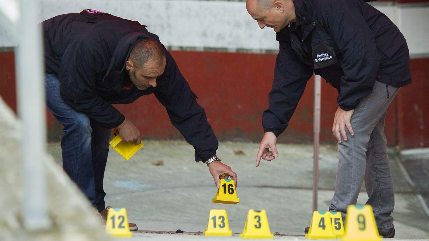 La polizia scientifica a Chiasso il giorno dopo l'omicidio