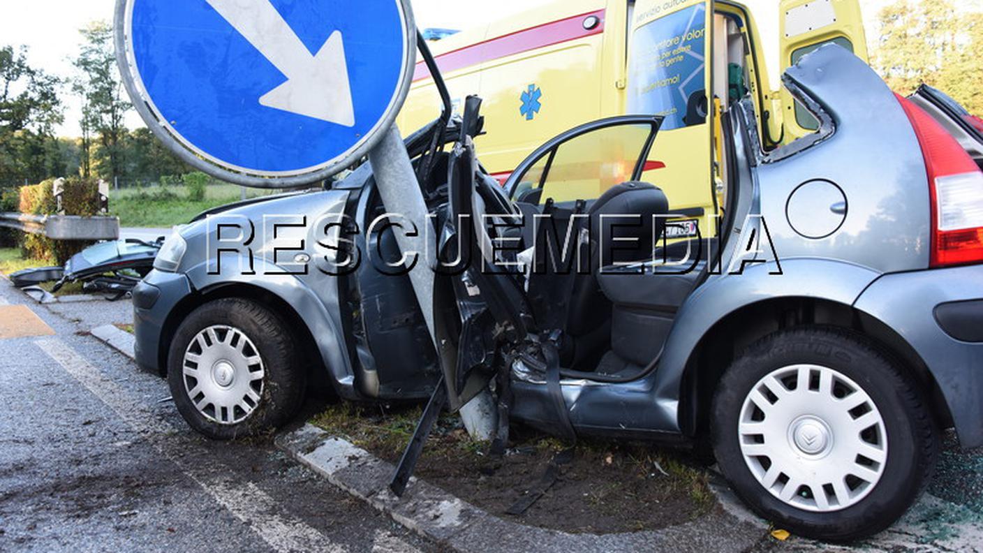 La donna era rimasta bloccata nelle lamiere della sua auto