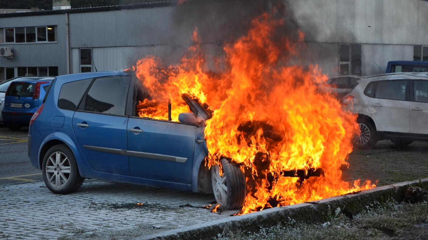 Le fiamme hanno avvolto l'auto intorno alle 9