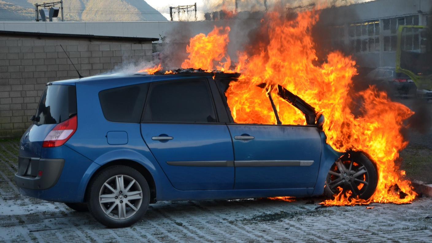 L'auto in fiamme nei pressi del negozio Fust di Giubiasco