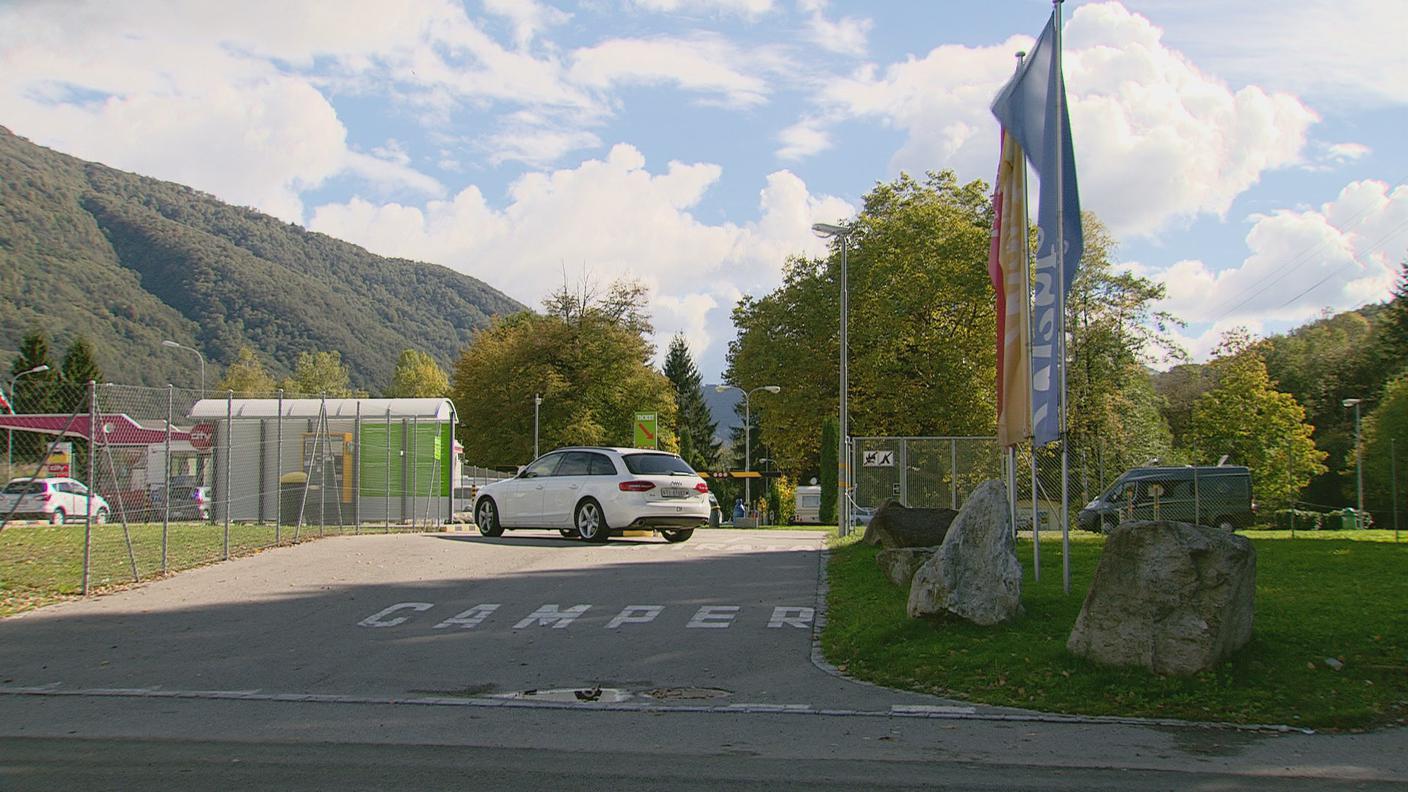 Un'auto questo pomeriggio bloccava entrate e uscite dall'area