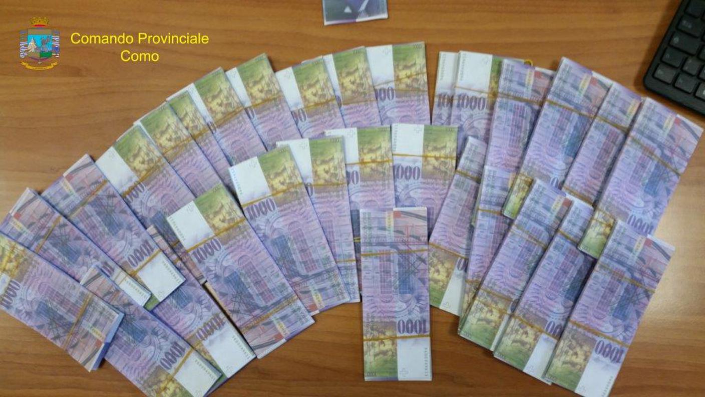 Il denaro fasullo sequestrato al terzetto