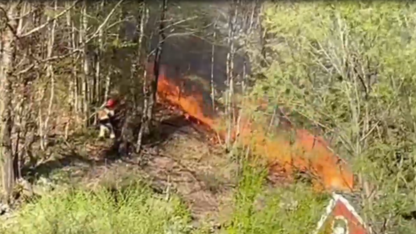 Un pompiere in azione