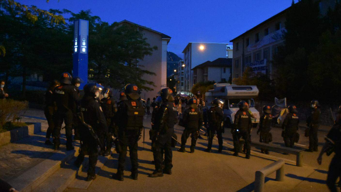 Gli agenti schierati a Lugano sabato sera