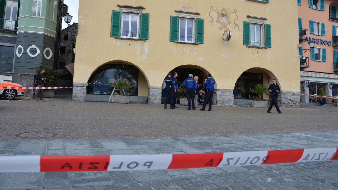 La rapina avvenne sotto i portici del lungolago