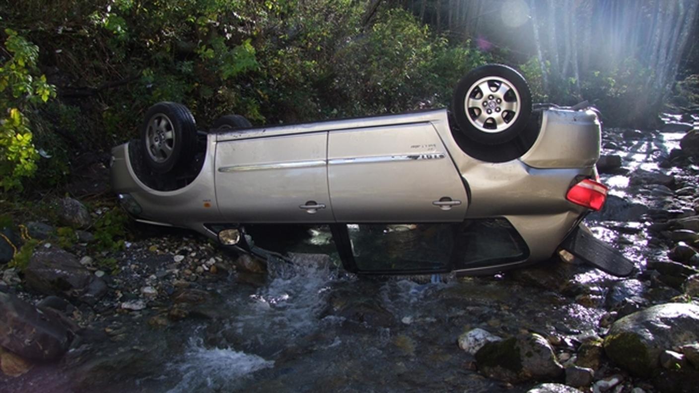 La vettura finita nel letto del torrente, a ruote all'aria