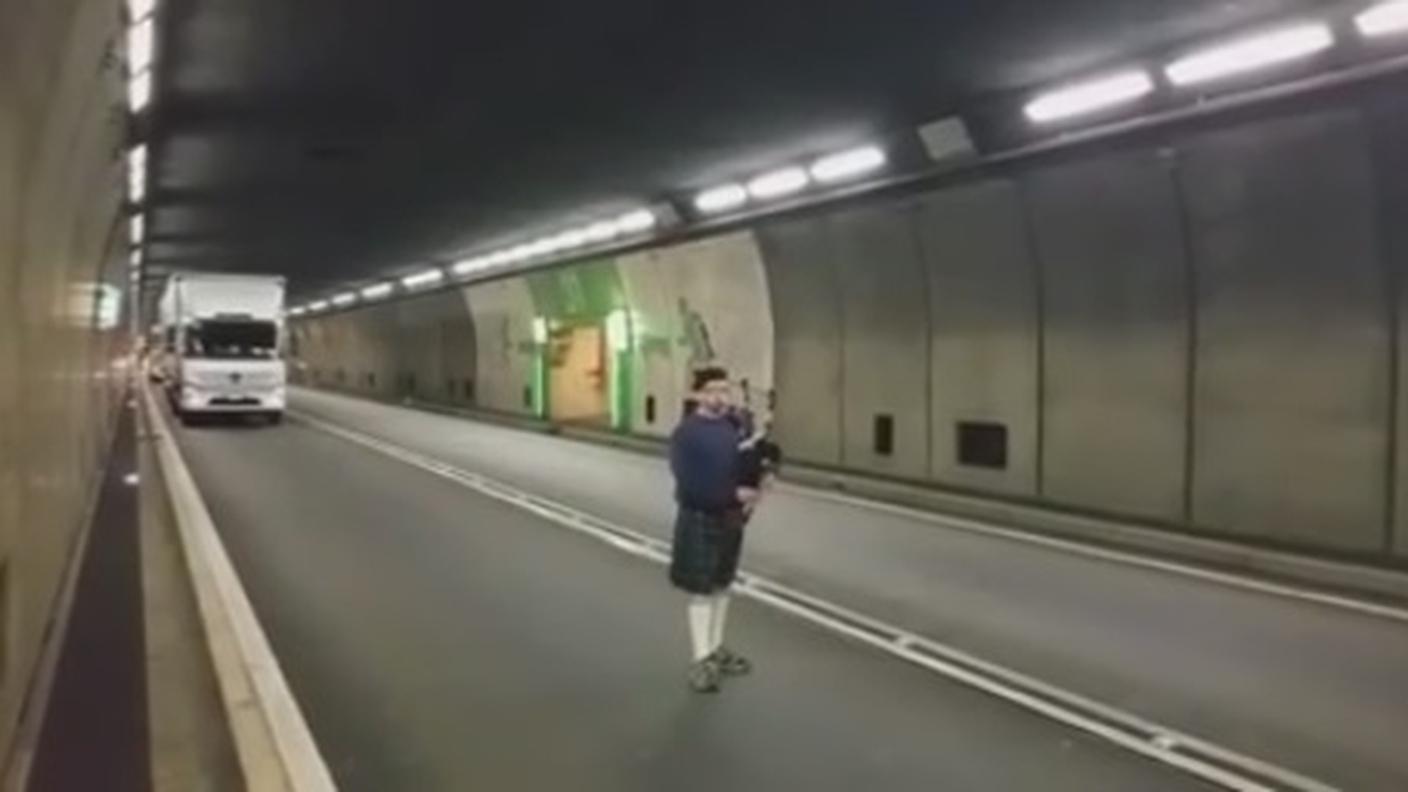 L'uomo con kilt e cornamusa nel tunnel del San Gottardo mercoledì