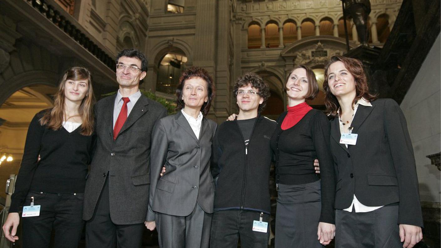 Ursin Widmer, alla sinistra della madre in occasione dell'elezione di lei in Consiglio federale nel 2007