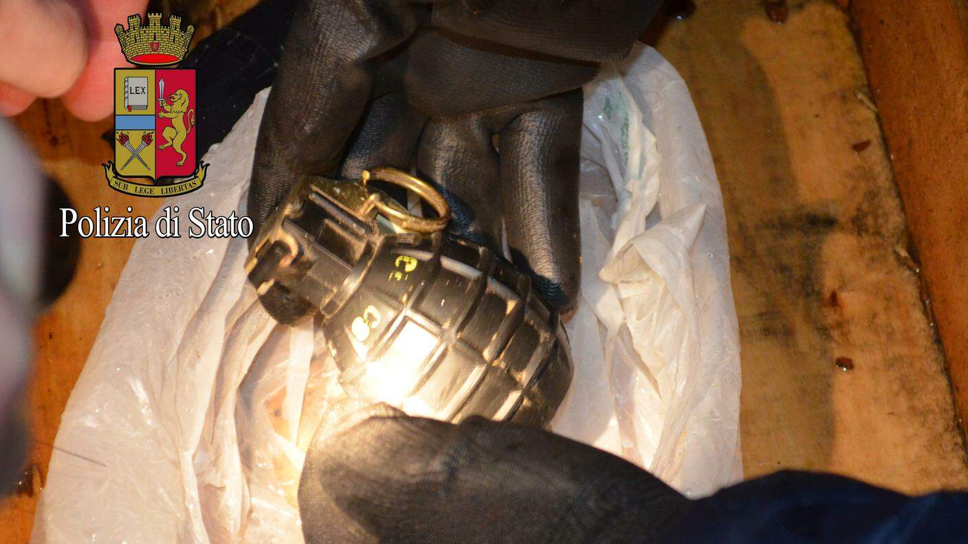 La granata trovata nell'arsenale dei rapinatori