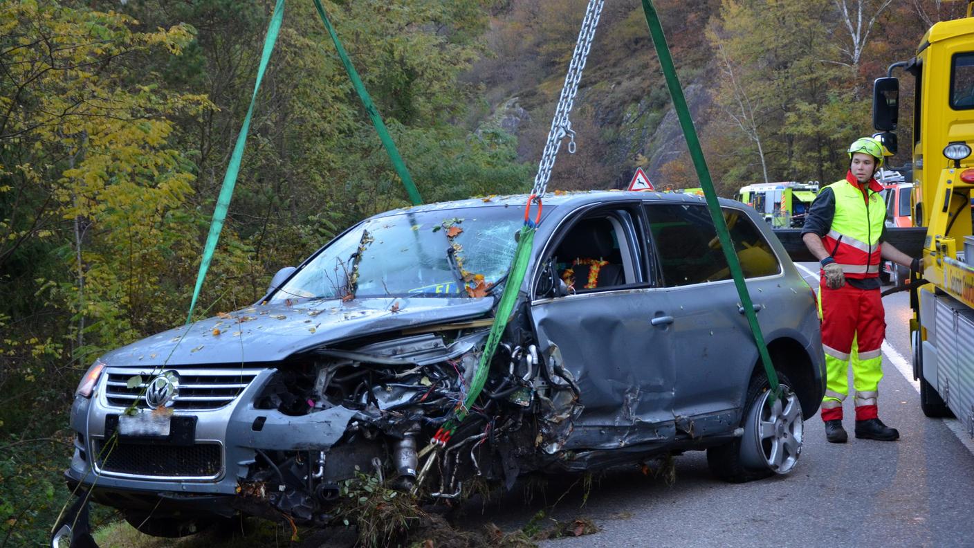 L'auto era finita in una scarpata