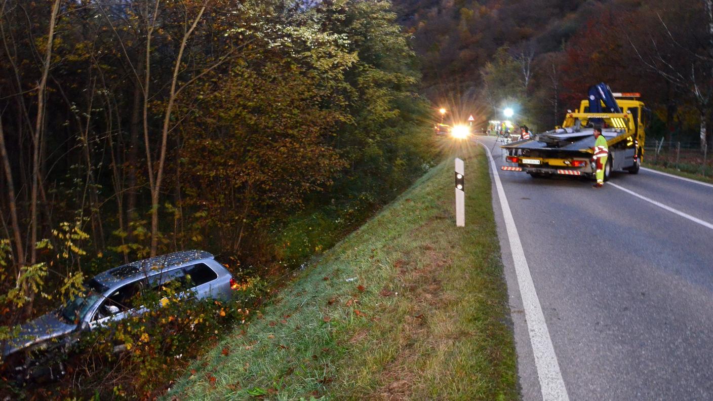 L'auto finita fuori strada