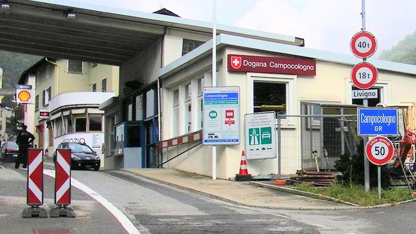 La dogana di Campocologno, dal versante svizzero