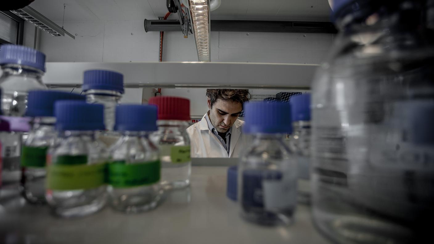 Il professor Andrea Alimonti in laboratorio