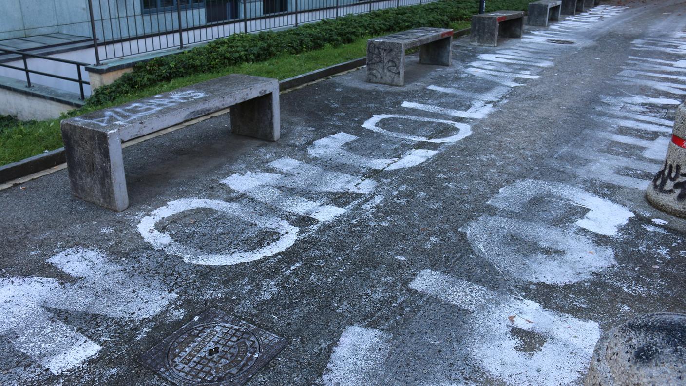 Uno dei messaggi : ''Non collaboriamo con gli sbirri''