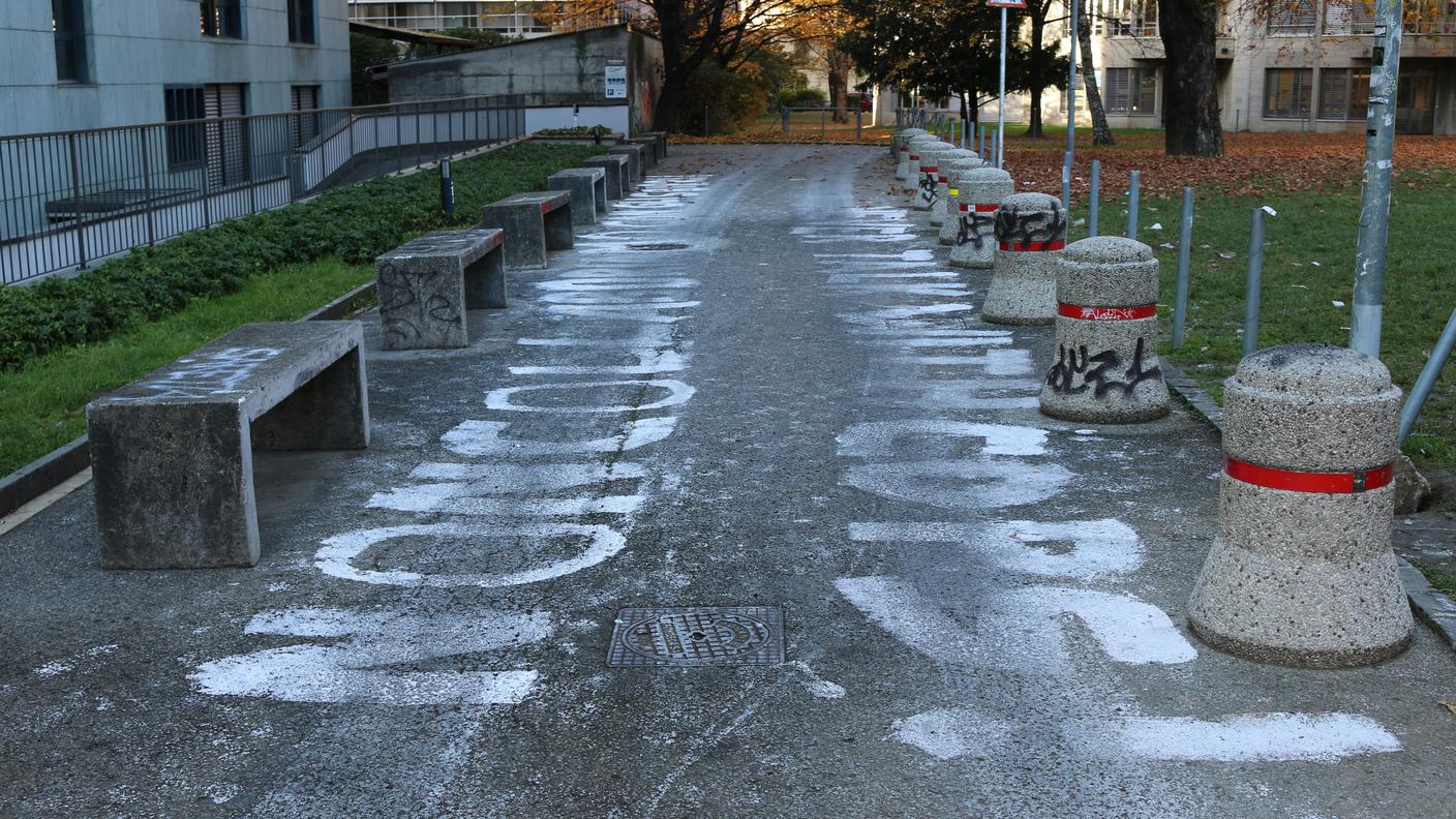 Il vialetto imbrattato all'ex Macello