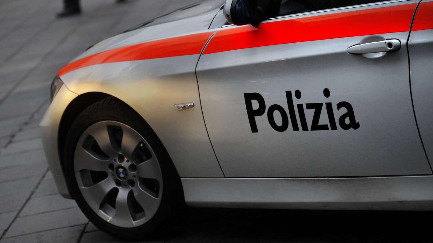 Il giovane ha tentato di aiutare i malviventi a sfuggire dalla polizia