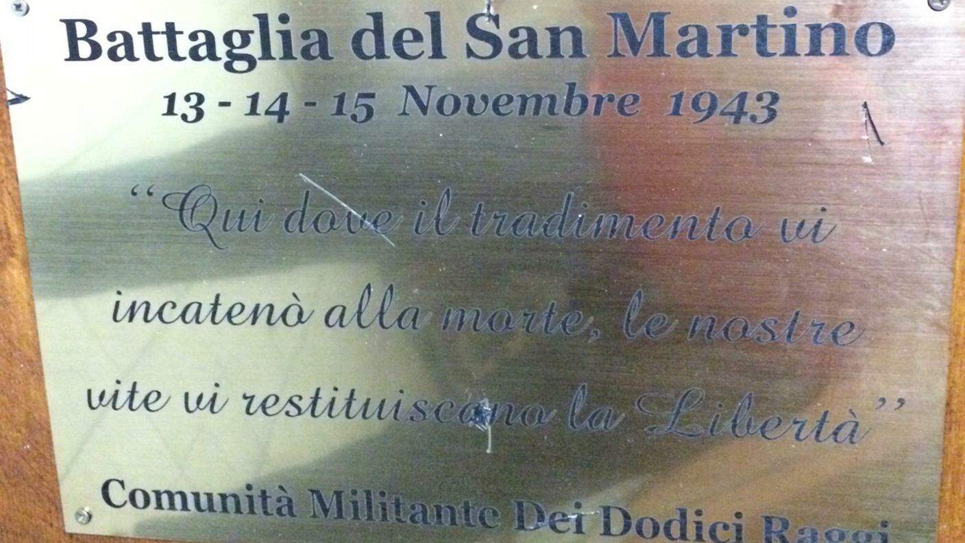 La scritta sulla croce che i membri di DO.RA volevano onorare i caduti della Repubblica sociale