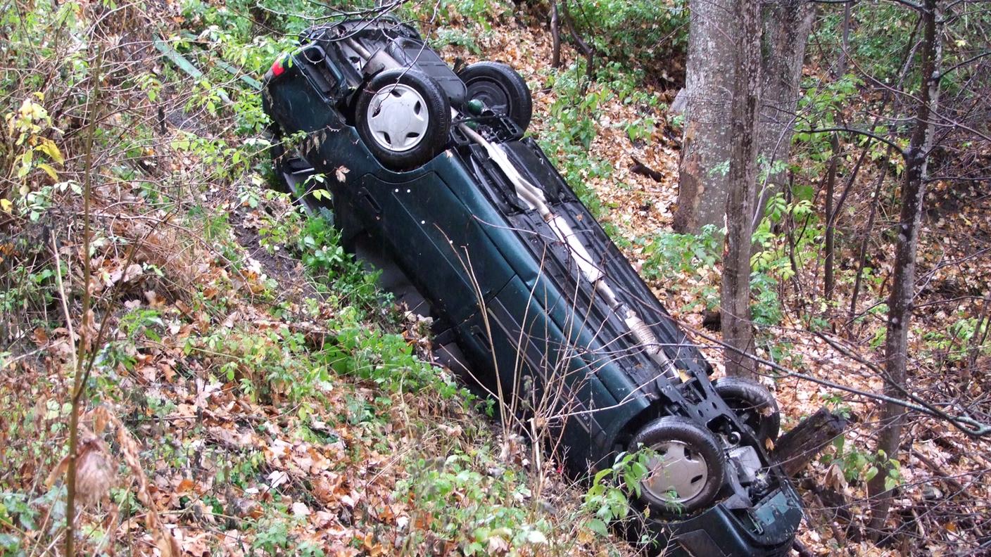 L'auto si è fermata dieci metri più in basso