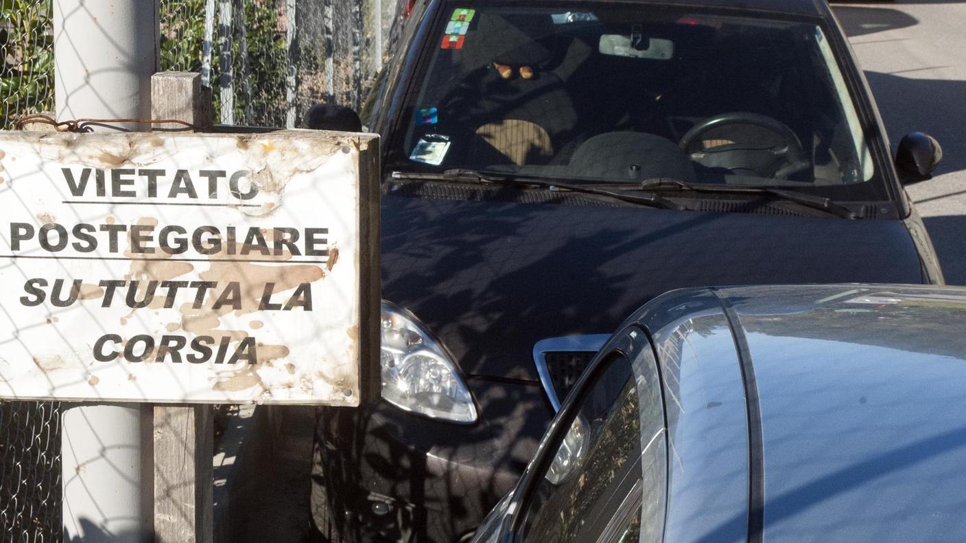 Mendrisio: posteggi abusivi in Via Penate e dintorni