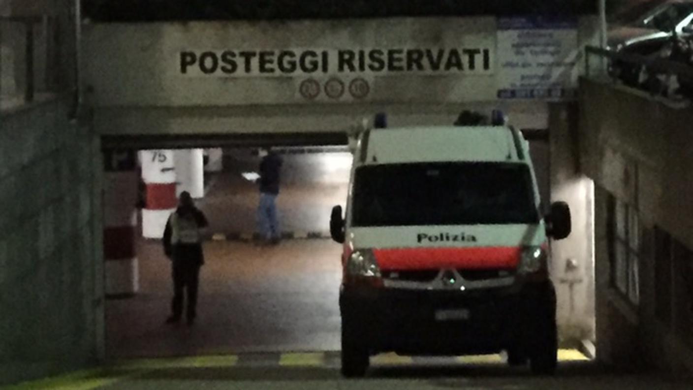 L'entrata del parcheggio dove è stato trovato il corpo