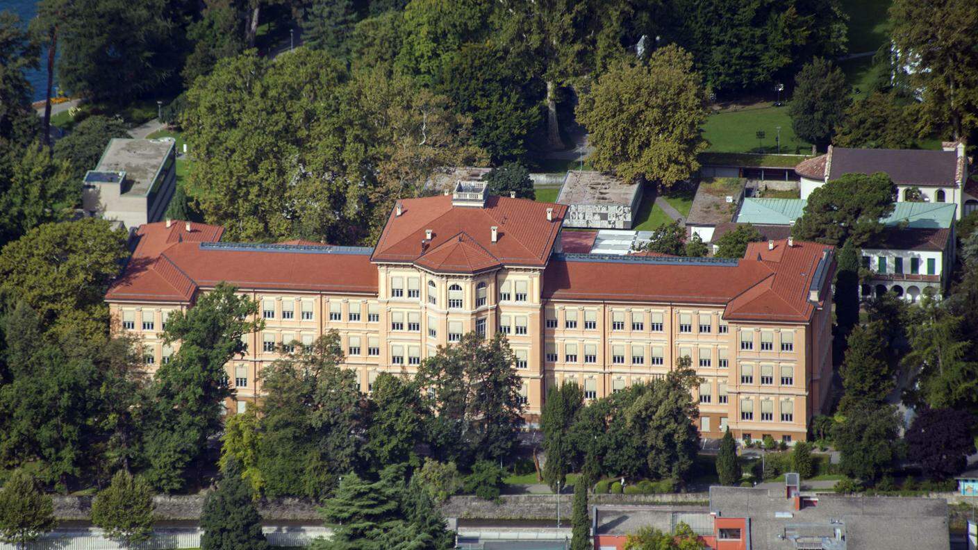 Un'immagine aerea del Liceo 1 di Lugano