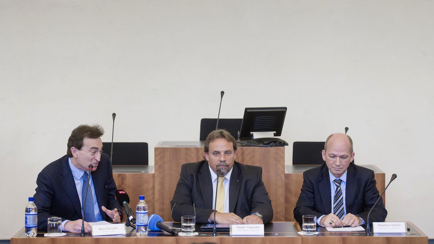 Marco Borradori, Roger Tognella, presidente di e-Mobil Züri, Stephan Oehen, direttore dell'associazione zurighese