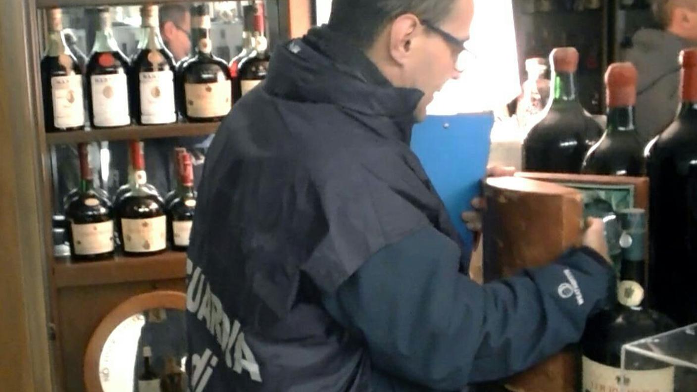 Sequestrate bottiglie di vino, champagne e superalcolici