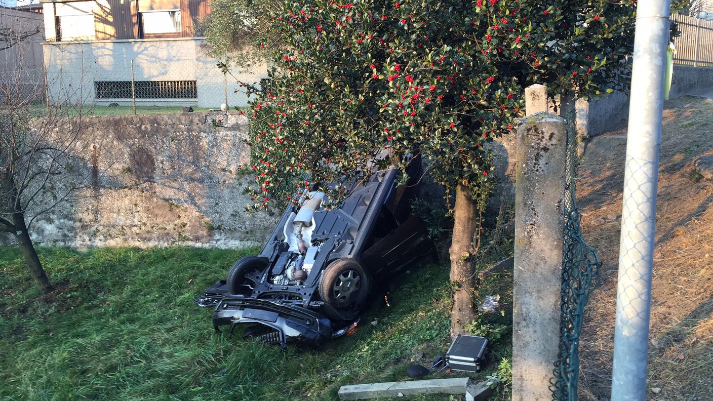 La vettura finita rovesciata in un giardino di Vacallo