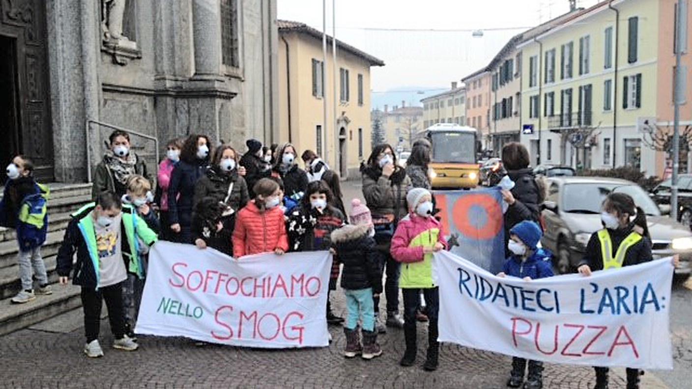 Passaggio sull'inquinata via San Gottardo