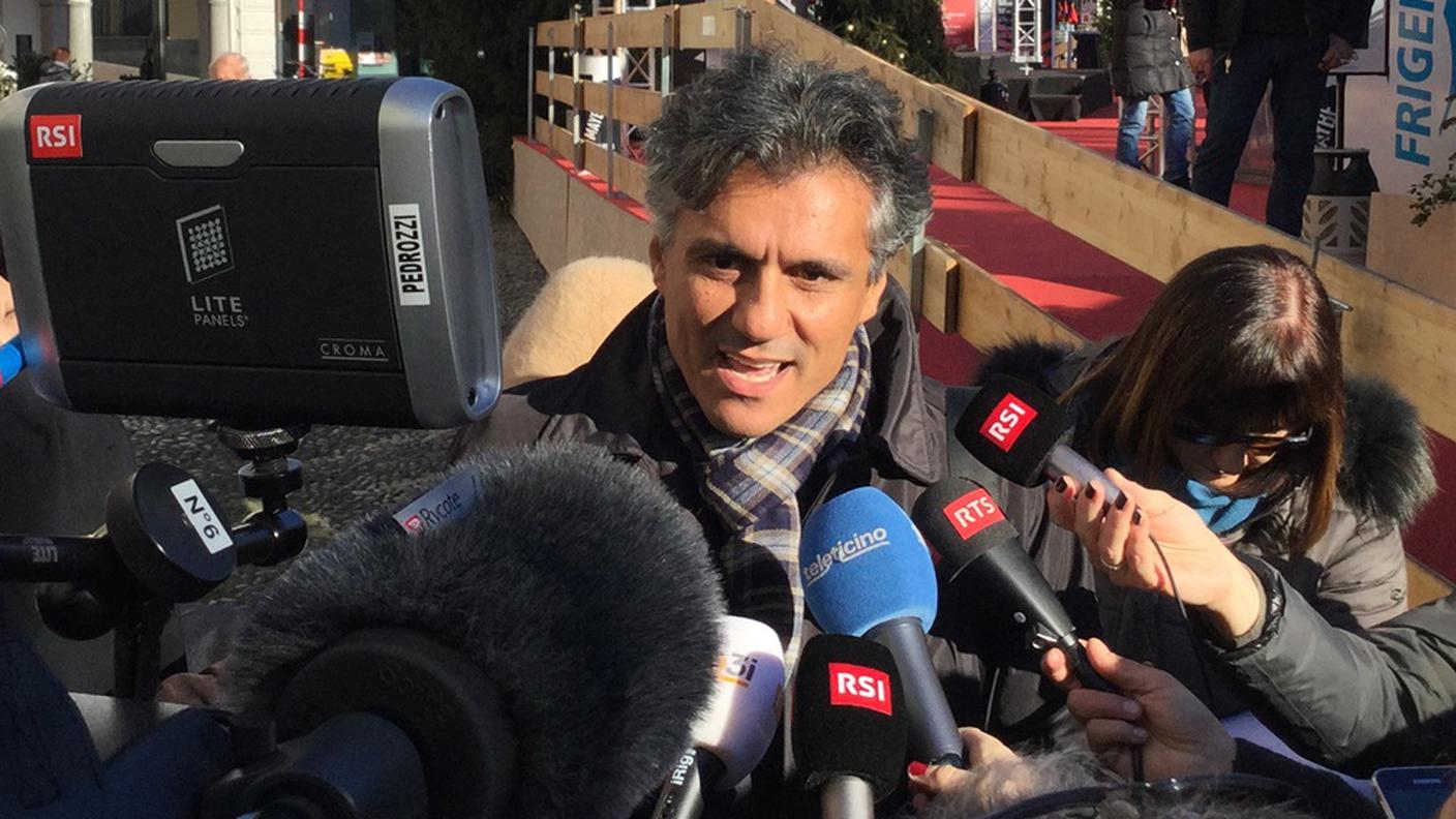 Rachid Nekkaz attorniato dalla stampa ticinese