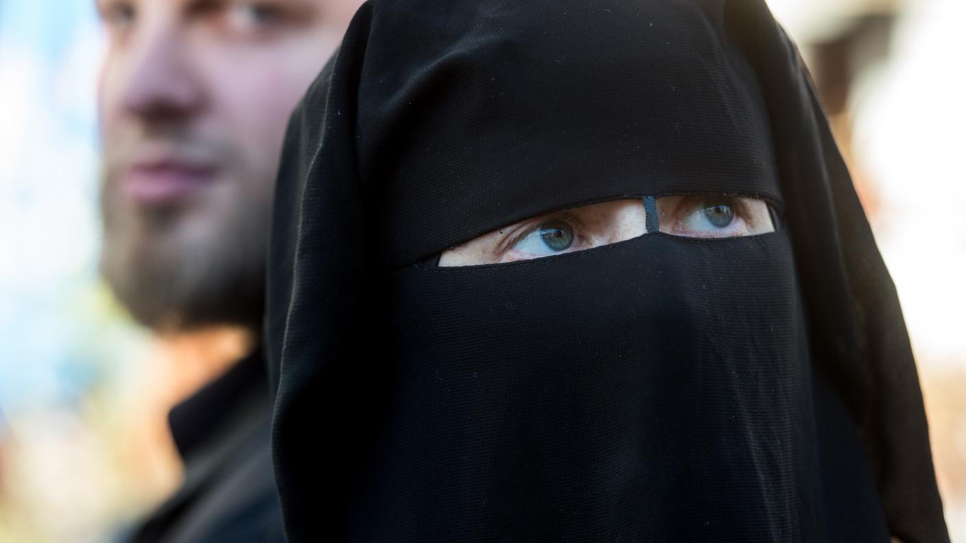 Nora Illi coperta dal niqab 